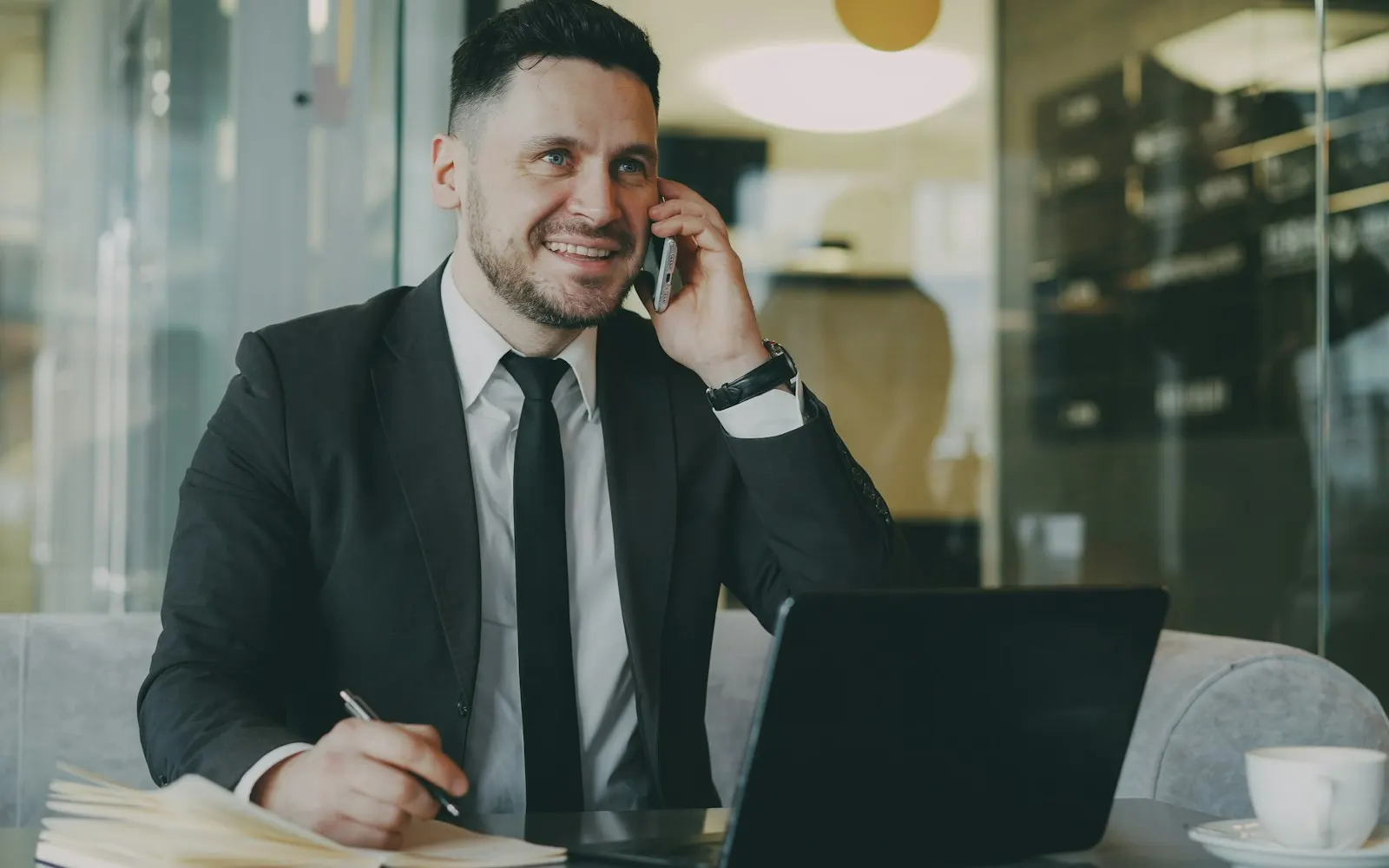 Cliente recebendo boa notícia ao telefone