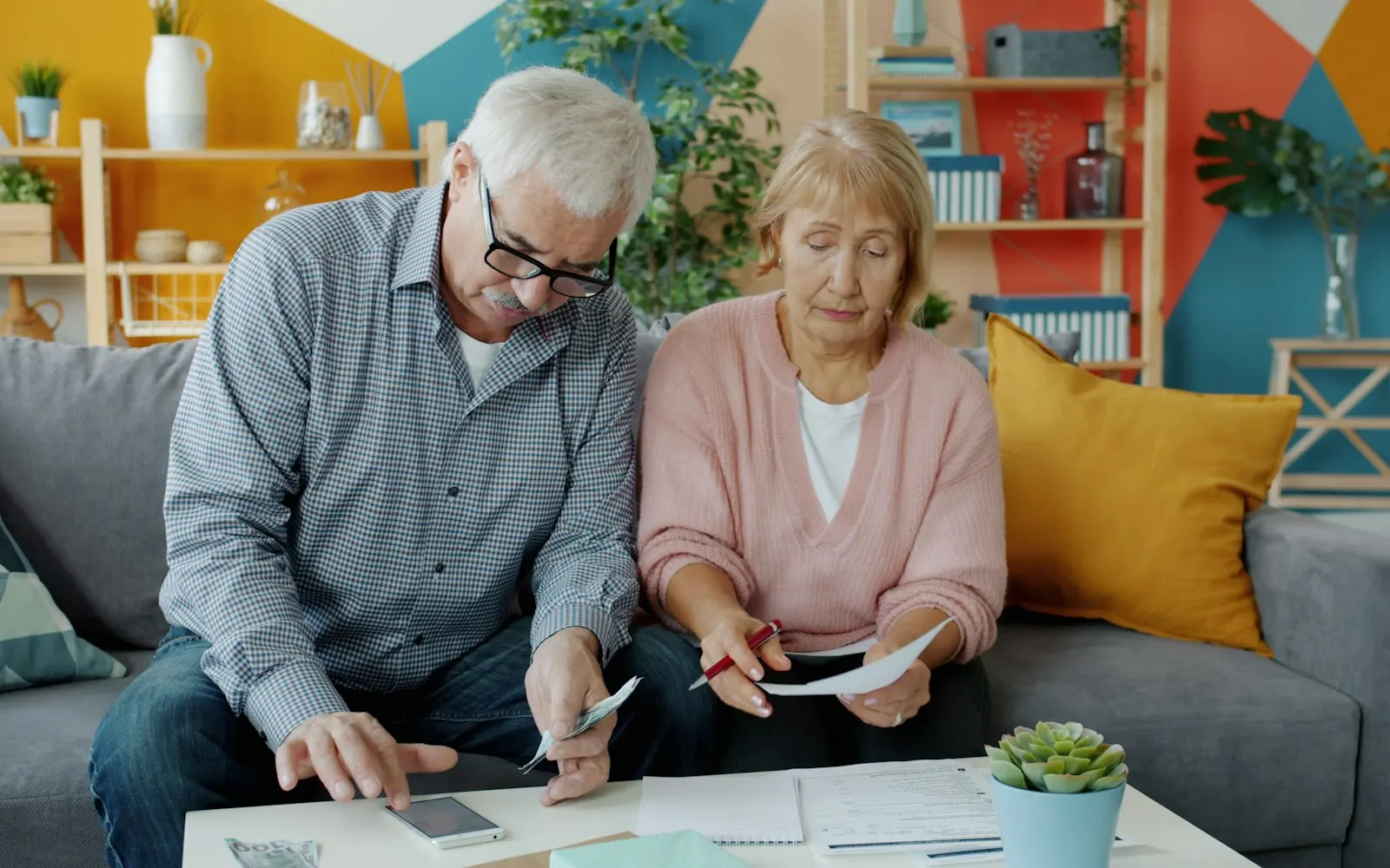 Casal revisando as finanças em casa
